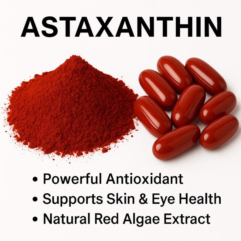 Pu&ograve; includere: L'immagine presenta la parola "ASTAXANTHIN" in nero. Sono mostrati un mucchio di polvere rossa e diverse capsule ovali rosse. Sotto, i punti elenco indicano: Potente antiossidante, Supporta la salute della pelle e degli occhi ed Estratto naturale di alghe rosse.