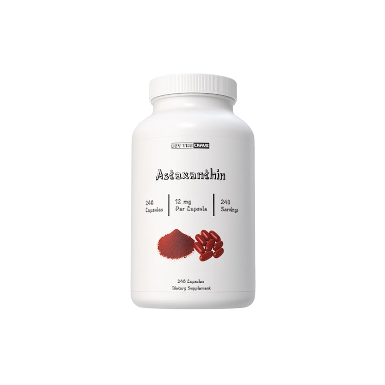 Pu&ograve; includere: Una bottiglia bianca di integratore alimentare Astaxantina. L'etichetta include il testo "LUV THE CRAVE", "Astaxantina", e dettagli sulle capsule, tra cui la quantit&agrave;, il dosaggio e le porzioni. L'immagine mostra anche un mucchio di polvere rossa e capsule rosse.
