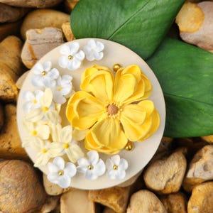 Flower Magnets, Handmade 3D Clay Flowers, Round Fridge Magnets, Locker Magnets, Cubicle Decor, Floral Décor, Kitchen Decor, Gift Ideas