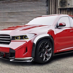 Può includere: Un SUV rosso dal design elegante e moderno. Il veicolo presenta ruote nere, una griglia anteriore distintiva e uno spoiler. L'auto è parcheggiata su una superficie di cemento davanti a una porta di garage in metallo.