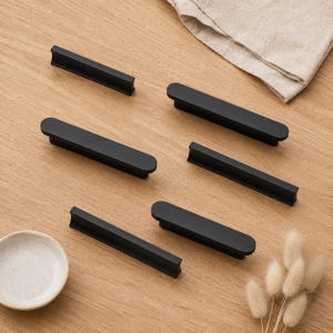 Mattsvart skåpshandtag, modernt lådhandtag, minimalistiskt fingergrepp, köksskåpsbeslag, långt garderobshandtag