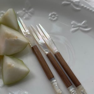 Tenedor de fruta de nácar: un palillo único para aperitivos con iridiscencia natural.