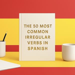 Puede incluir: Un libro titulado "The 50 Most Common Irregular Verbs in Spanish" está sobre una superficie amarilla y roja. Una taza blanca, una pequeña planta en maceta y un portalápices con bolígrafos y lápices también están presentes.