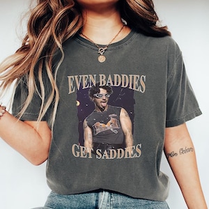 Camiseta Comfort Colors® Even Baddies Get Saddies Joe Jonas, camiseta da turnê de 20º aniversário dos J0nas Bros 2025, camiseta da turnê dos Jonas Brothers, produtos da moda