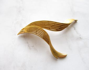 Vintage Crown Trifari © Brooch, Gold Tone Ribbed Ribbon Pin, Signed 1955-1969 Jewelry, Collectible Designer Accessory, Gift for Her