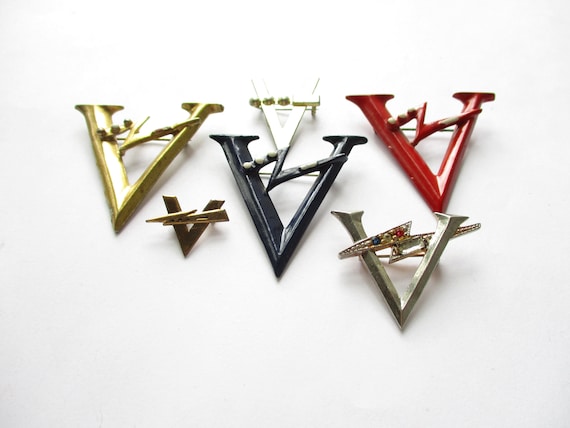 Vintage WWII Victory Pin V for Victory L/N Dot Do… - image 2