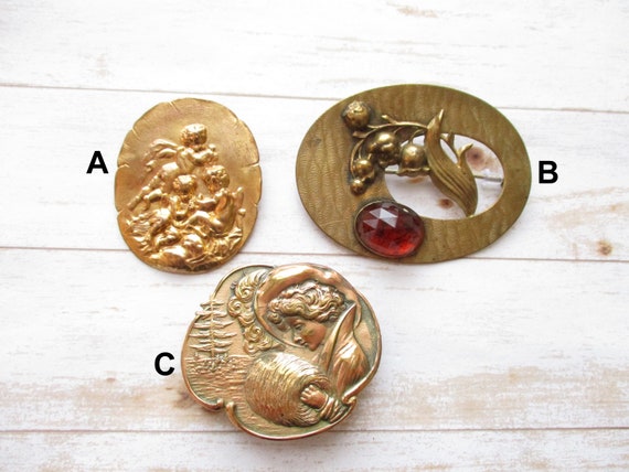 Broche Ancienne Ajourée En Laiton Avec Strass - Style Géométrique - Dorée - Occasion