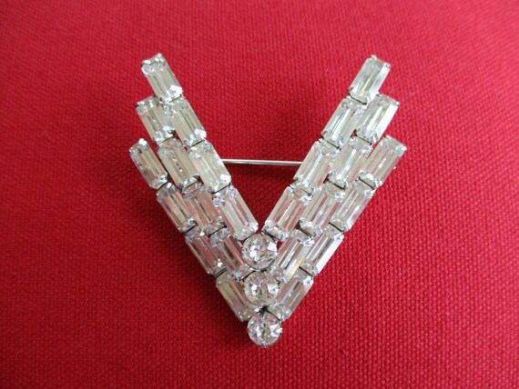 Large Lampl WWII V for Victory Pin by Walter Lampl
