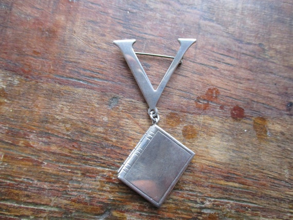 WWII Sterling Victory Pin Photo Locket V for Victo