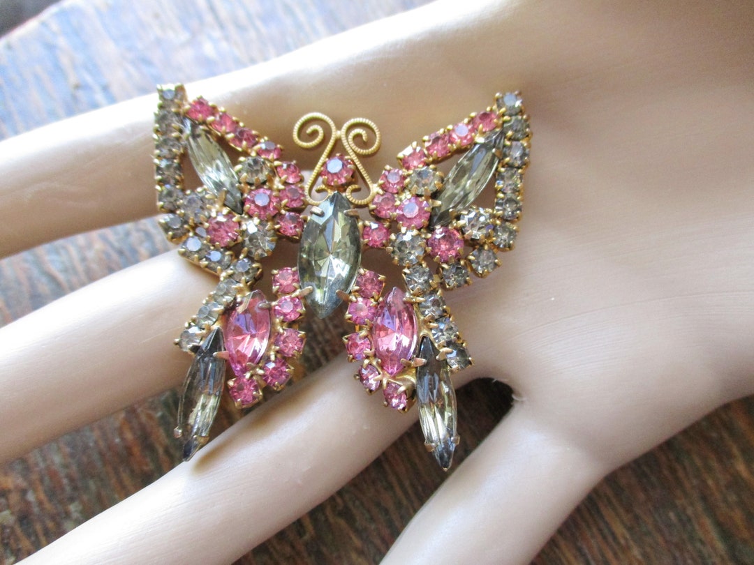 Broche vintage en argent sterling et vermeil avec nœud et strass rouges