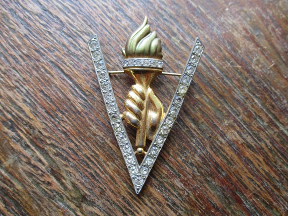 Large WWII Victory Pin V for Victory Hand Torch Cr