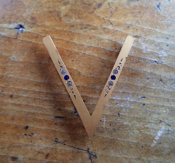 WWII Victory Pin V for Victory Pin Gold Top Sweeth