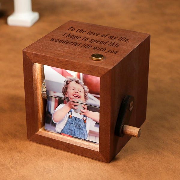 Personalisierte Foto Flipbook Animation Box, kundenspezifisches hölzernes Fotobuch mit Licht, Kurbel-Fotobox-Bilderkasten, kreatives Jahrestagsgeschenk für sie.