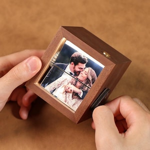 Personalized Photo Flipbook Animation Box,Custom Couple Flip Book Frame Animation Machine,Mechanical Hand Motion Photo Album, Wedding Gifts.