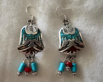 トミー・シンガーのヴィンテージ・スターリングシルバー製、珊瑚とターコイズが象嵌されたイヤリング。時計の先端部分を改造したものです。ビーズの飾りは取り外し可能です。