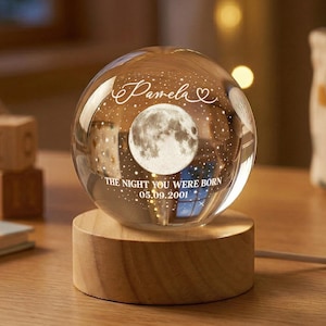Op de afbeelding: Een set van drie keramische mokken met een gespikkelde, matte afwerking. De mokken zijn in de kleuren crème, lichtgrijs en donkergrijs. Elke mok heeft een eenvoudig, modern ontwerp en een afgeronde handgreep.