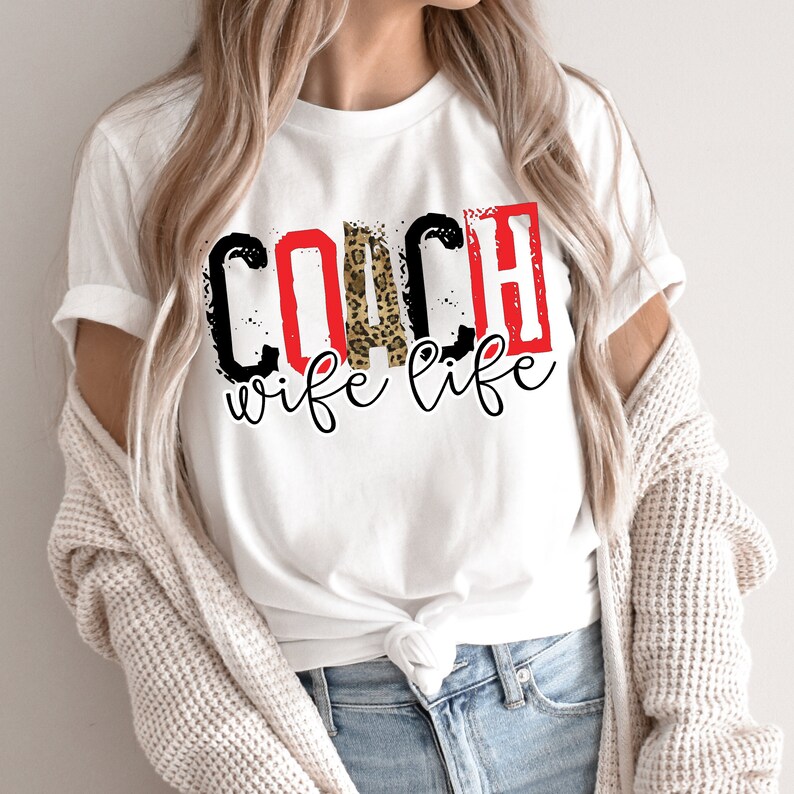 Peut inclure: T-shirt blanc avec le texte "COACH wife life" en rouge, noir et imprim&eacute; l&eacute;opard.