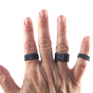 Gunmetal Schwarzer Ring, Benutzerdefinierte Breite Perlen Ring, Minimalistischer schmaler oder breiter Band Peyote Ring für Männer oder Frauen, Herrenring, Ace Ring