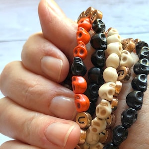 Bracciale teschio personalizzato: pietra howlite, perline con lettere in oro rosa