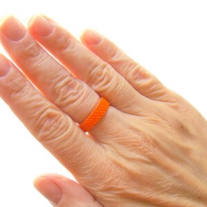 Anel de miçangas skinny em laranja brilhante, minimalista, semente, anel de miçangas, faixa estreita, peiote, tecido de miçangas, anel unissex para homens ou mulheres, anel fino