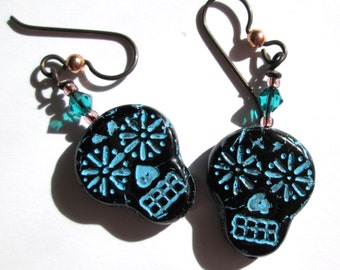 Pendientes de calavera de azúcar negra: pendientes colgantes de cristal checo