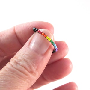 Anillo flaco del orgullo del arco iris, anillo de peyote flaco de línea delgada, anillo de cuentas del orgullo gay, joyería arco iris, LoveisLove LGBT LGBTQ