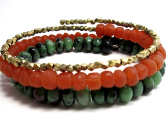 Italiaanse Tuin Wrap Bracelet - Oranje Goud en Green Stack Armband met groene robijnen en Afrikaanse Trade Kralen