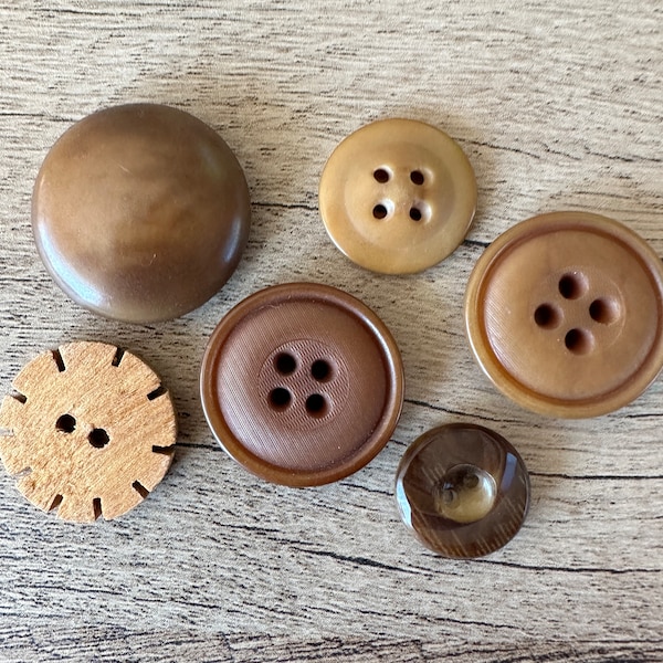 Cinq boutons en celluloïd brun et un bouton en bois - Boutons antiques dans des nuances de brun - Les tailles varient de 24 mm à 15 mm