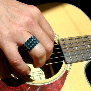 Anillo de los hombres negro y teal seda cordón anillo con cuentas negro hombre anillo raya Chevron anillo cordón anillo peyote anillo