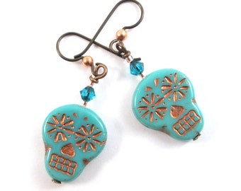 Pendientes de calavera de azúcar turquesa con detalles de cobre y cristales de Swarovski.