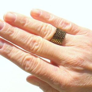 Anillo de cuentas de bronce para hombres en estilo ladrillo Anillo de hombre metálico oscuro Anillo de cuentas de semilla de peyote Anillo casual para hombres o mujeres
