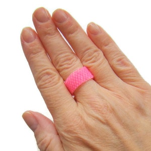 Anello con perline rosa neon: gioielli estivi femminili
