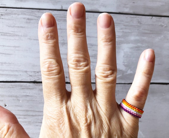 Lesbian Pride Stripes Ring Anillo de cuentas de semillas en