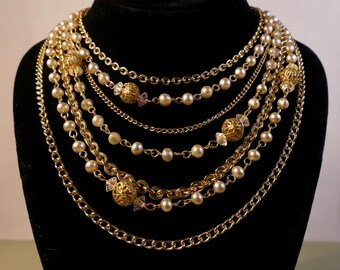 Collar llamativo Lisner Vintage de múltiples hebras con perlas de imitación y cristales Aurora Boreal en tono dorado.