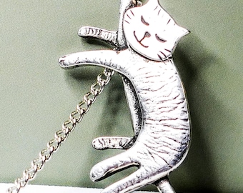 Collar vintage de San Justino con colgante de peltre de Cornualles y un gato caprichoso.