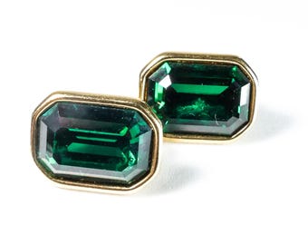Pendientes vintage Monet de cristal verde con clip, tono dorado y talla esmeralda.