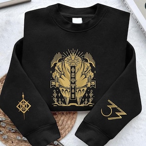 Puede incluir: Sudadera negra con diseño gráfico dorado. El frente presenta una figura estilizada con los números "20" y "25". Las mangas tienen diseños geométricos y numéricos. Diseño simétrico y detallado.
