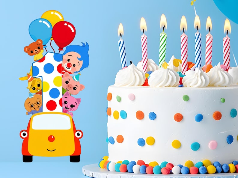 Op de afbeelding: Een witte verjaardagstaart versierd met kleurrijke stippen, witte glazuurkrullen en brandende kaarsen. Aan de linkerkant een kleurrijke &eacute;&eacute;n met stripfiguren en ballonnen.
