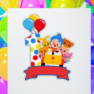 Op de afbeelding: Een kleurrijke taarttopper voor een verjaardag met het cijfer &eacute;&eacute;n, stippen, ballonnen en stripfiguren. Het ontwerp bevat een rode banner en een geel voertuig met lachende gezichten. Ballonnen in verschillende kleuren omringen de topper.