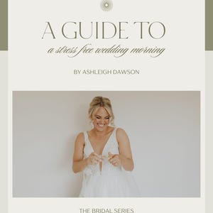 Op de afbeelding: Een huwelijksgids getiteld "A Guide To a Stress Free Wedding Morning" door Ashleigh Dawson. De afbeelding toont een lachende bruid in een witte trouwjurk. "The Bridal Series" wordt ook weergegeven.