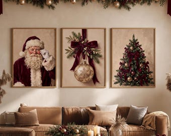 以下が含まれることがあります： サンタクロースの肖像画、深い赤のベルベットのリボンが付いた金のクリスマスオーナメント、装飾されたクリスマスツリーが描かれた3枚の額入りウォールアート。リビングルームの茶色のソファの上に飾られています。