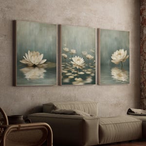 K&ouml;nnte beinhalten: Dreiteiliges Set gerahmter Kunstdrucke mit Seerosen-Motiven. Jeder Druck zeigt eine wei&szlig;e Seerose mit sanften, neutralen Farbt&ouml;nen und Spiegelungen im Wasser. Das Kunstwerk erzeugt eine ruhige Atmosph&auml;re, ideal f&uuml;r die Inneneinrichtung.