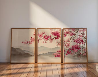 以下が含まれることがあります： 山、水、桜の花を描いた3つの額入りアートプリント。アートワークは、ピンクと茶色のトーンの柔らかく落ち着いた色使いです。フレームは明るい色の木材で作られています。