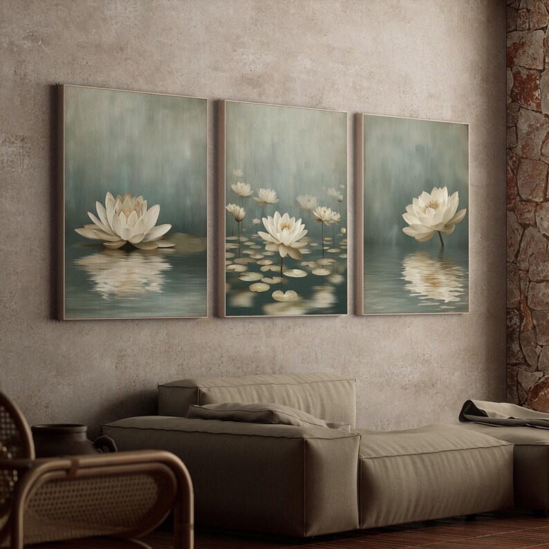 K&ouml;nnte beinhalten: Dreiteiliges Set gerahmter Kunstdrucke mit Seerosen-Motiven. Jeder Druck zeigt eine wei&szlig;e Seerose mit sanften, neutralen Farbt&ouml;nen und Spiegelungen im Wasser. Das Kunstwerk erzeugt eine ruhige Atmosph&auml;re, ideal f&uuml;r die Inneneinrichtung.