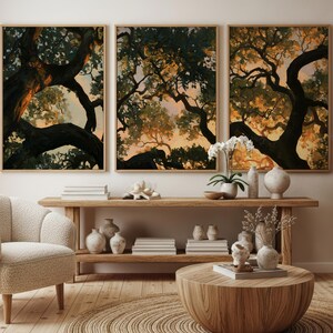 Peut inclure: Un triptyque d'impressions d'art mural encadrées représentant des branches d'arbres sombres et noueuses se découpant sur un ciel au coucher du soleil aux teintes dorées. Les trois panneaux rectangulaires forment une canopée forestière continue.
