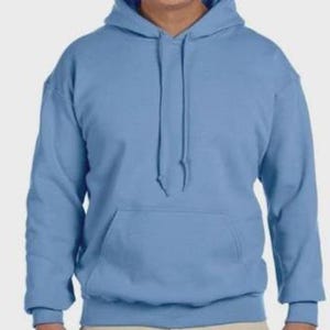 K&ouml;nnte beinhalten: Ein hellblaues Kapuzenpullover mit Kapuze mit Kordelzug und einer K&auml;ngurutasche. Das lang&auml;rmlige Sweatshirt ist aus weichem Material gefertigt und hat gerippte B&uuml;ndchen und Saum. Der Hoodie ist einfarbig.
