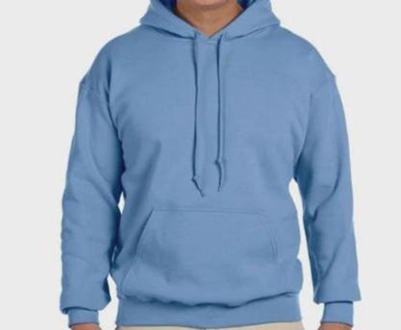 K&ouml;nnte beinhalten: Ein hellblaues Kapuzenpullover mit Kapuze mit Kordelzug und einer K&auml;ngurutasche. Das lang&auml;rmlige Sweatshirt ist aus weichem Material gefertigt und hat gerippte B&uuml;ndchen und Saum. Der Hoodie ist einfarbig.