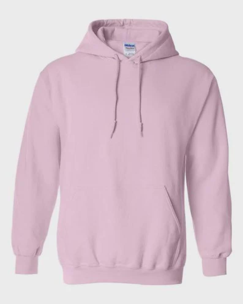K&ouml;nnte beinhalten: Hellrosa Kapuzenpullover mit Fronttasche und Kordelzugkapuze. Der Pullover hat gerippte B&uuml;ndchen und einen gerippten Saum. Das Markenetikett ist auf der Innenseite der Kapuze sichtbar.