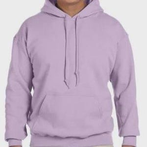 K&ouml;nnte beinhalten: Ein einfarbiger lavendelfarbener Kapuzenpullover mit Kordelzug und K&auml;ngurutasche. Der lang&auml;rmlige Sweatshirt besteht aus einem weichen Material und eignet sich f&uuml;r Freizeitkleidung.