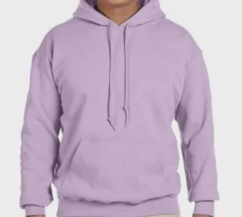 K&ouml;nnte beinhalten: Ein einfarbiger lavendelfarbener Kapuzenpullover mit Kordelzug und K&auml;ngurutasche. Der lang&auml;rmlige Sweatshirt besteht aus einem weichen Material und eignet sich f&uuml;r Freizeitkleidung.